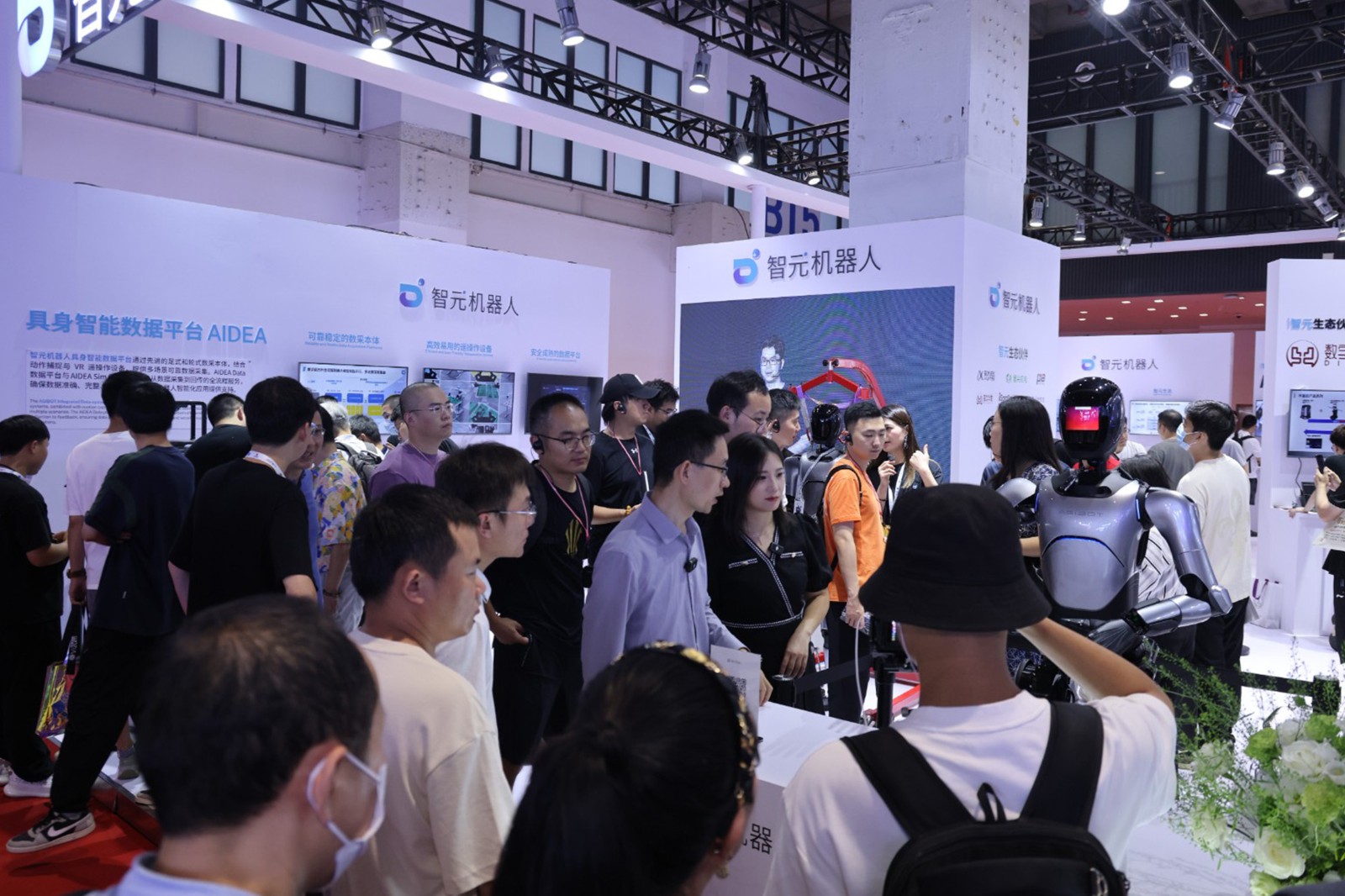 yl7703永利机器人亮相世界机器人大会WRC